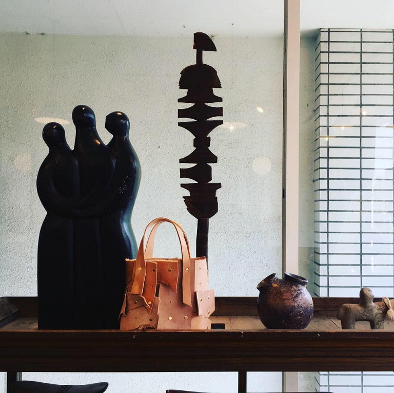 NPW(ヌメ革のパッチワーク)のバッグ。 NPWの学校ワークショップにて