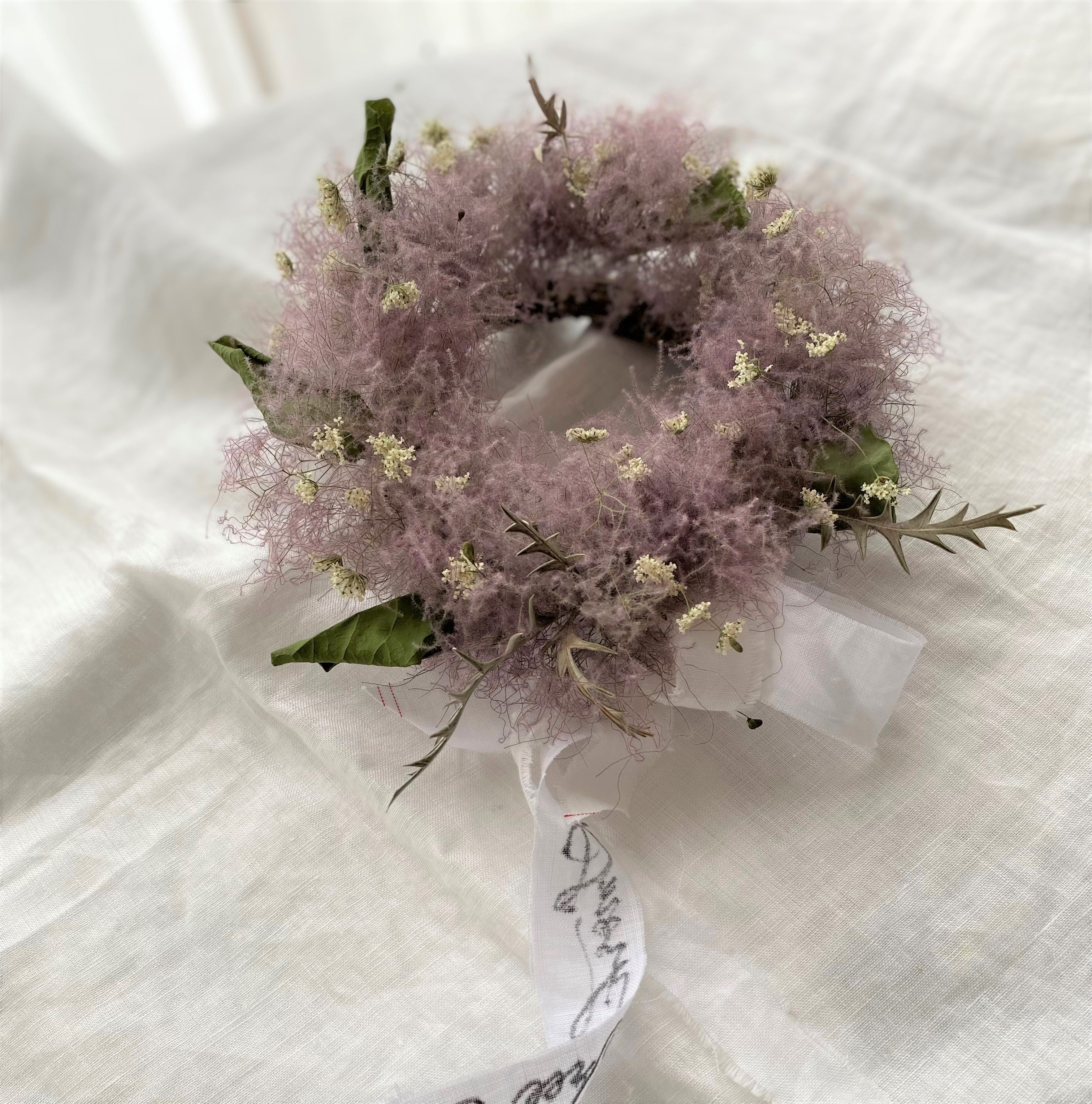 季節の草花に寄り添い愉しむ花時間～ 『スモークツリーのリース 