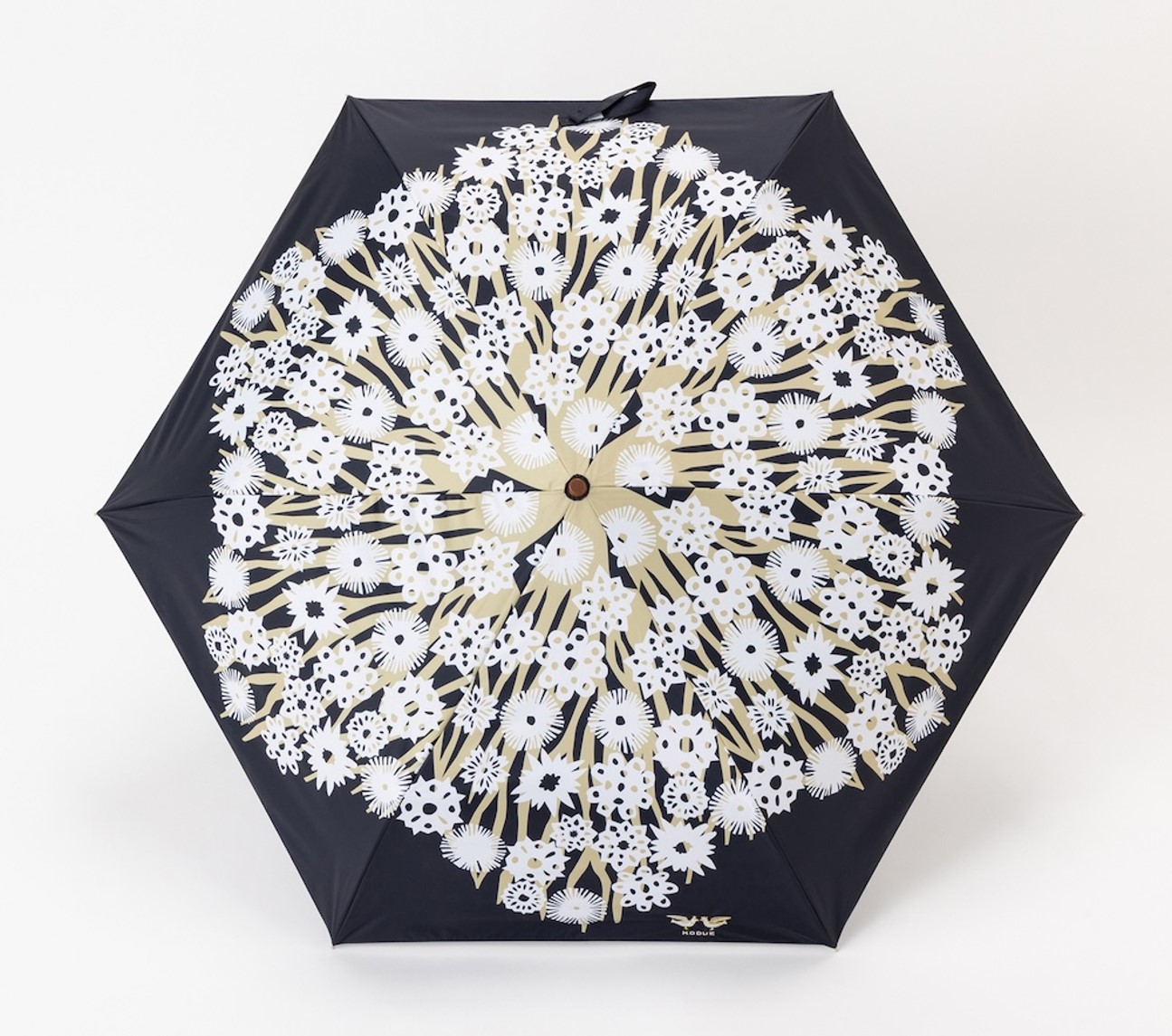 黒地に金糸と銀糸で仲睦まじい2羽の鳥を描いた晴雨兼用折りたたみ傘