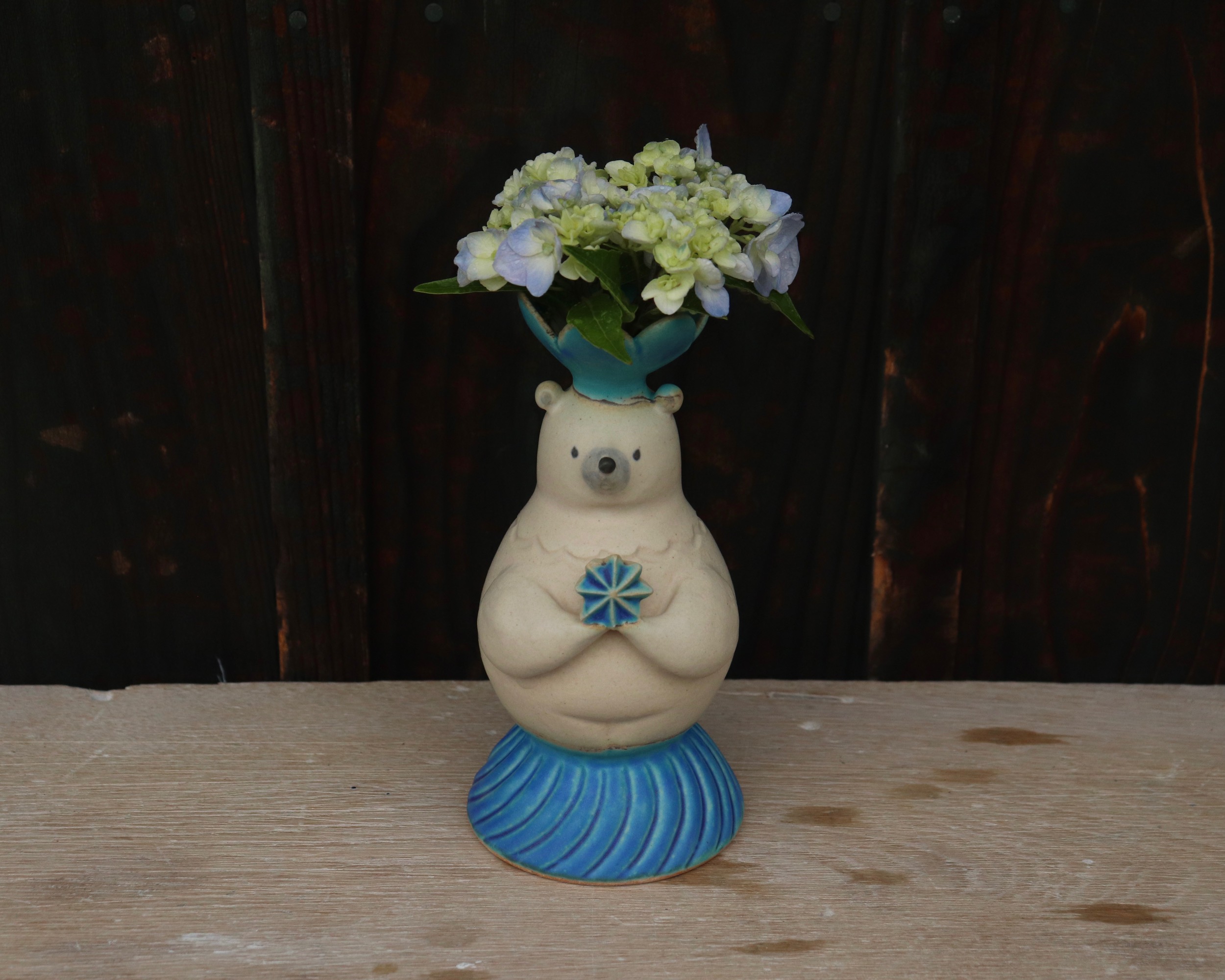 しろくまの花器 立体のしろくまの頭の上に花がさせる