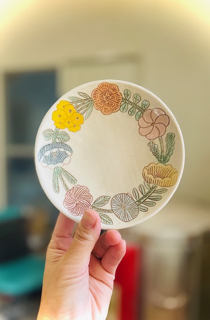 お皿　円を描くように花の模様