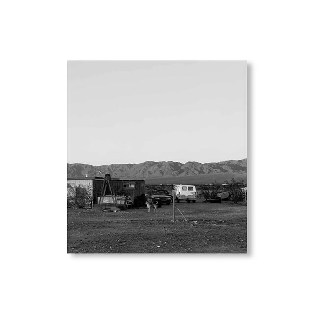 【REMASTERED EDITION／1000部限定】DOGS CHASING MY CAR IN THE DESERT by John Divola（ジョン・ディヴォラ） 写真集