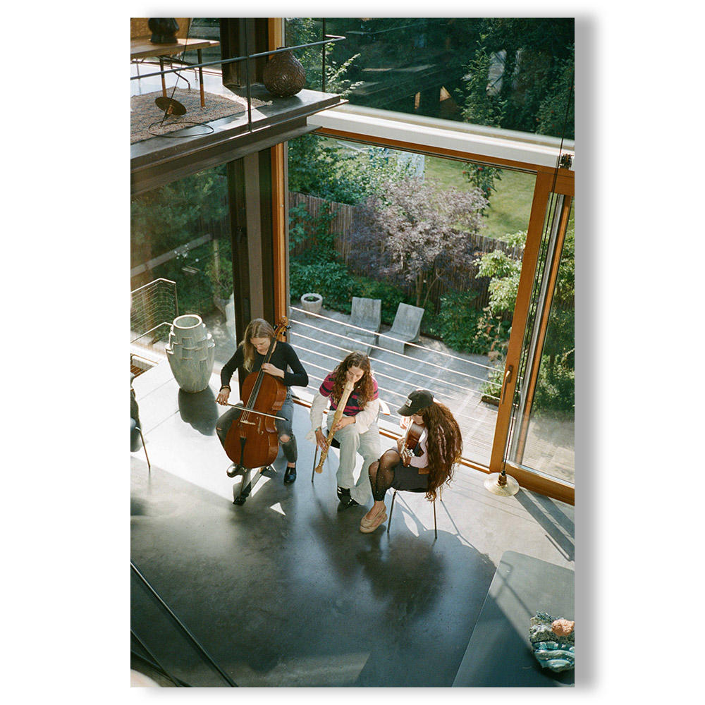 A MAGAZINE CURATED BY CECILIE BAHNSEN（セシリー・バンセン）　雑誌 