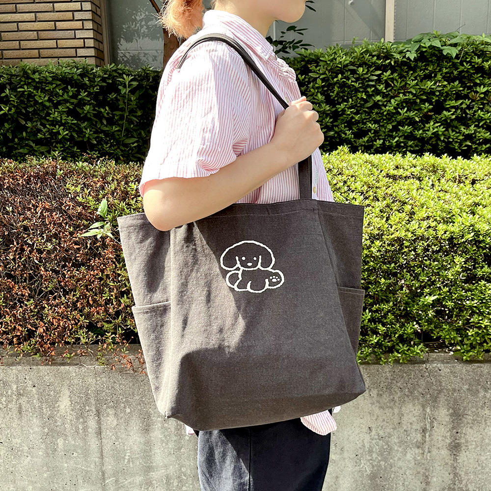 てらおかなつみ 犬の刺繍トートバッグ（チャコールブラック）