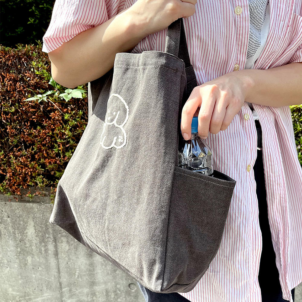 てらおかなつみ 犬の刺繍トートバッグ（チャコールブラック）