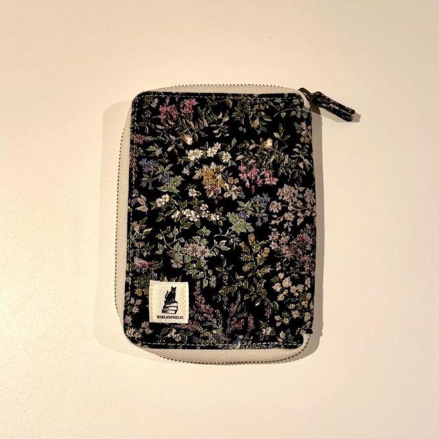 【二子玉川 蔦屋家電別注】文庫ブックポーチ /黒地小花柄/コール天 BIBLIOPHILIC