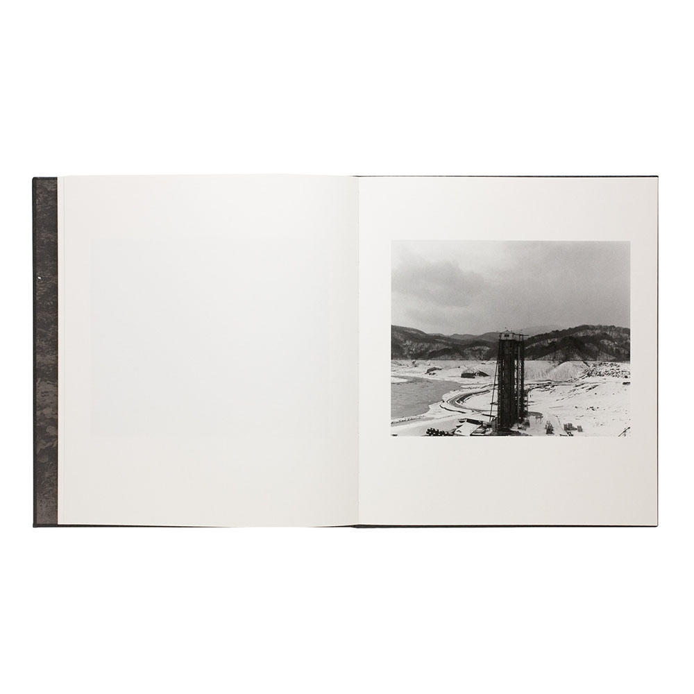 『より深い静けさのために風は唱う』　村越としや 写真集