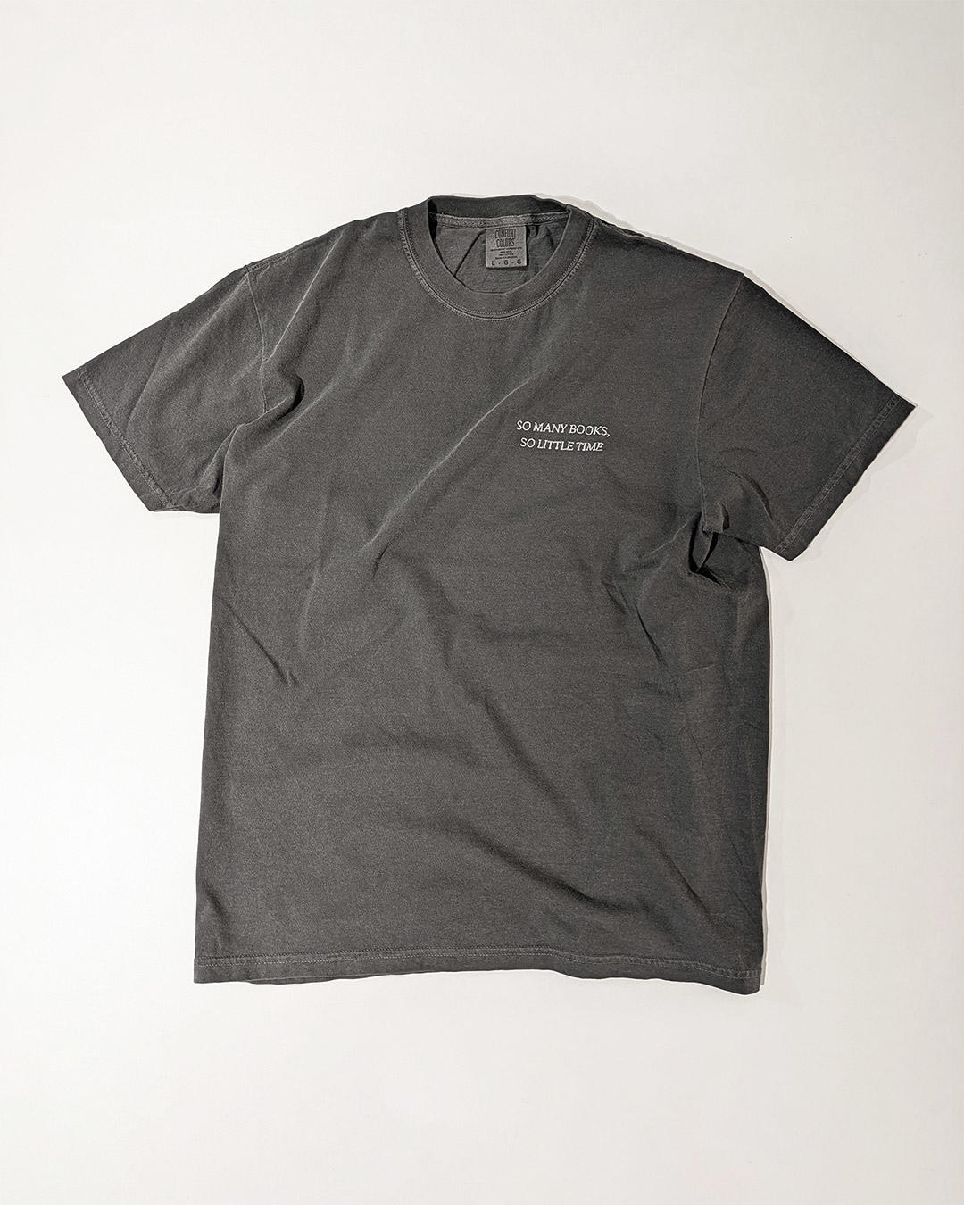 【サイズの選択可／BLANKMAG × GINZA TSUTAYA BOOKS】"SO MANY BOOKS, SO LITTLE TIME"  PIGMENT DYED S/S TEE（BLACK）