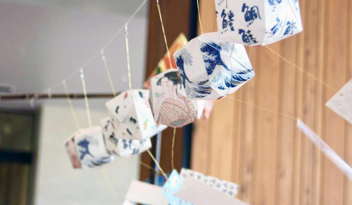 ふみふうせん　ビードロを吹く女