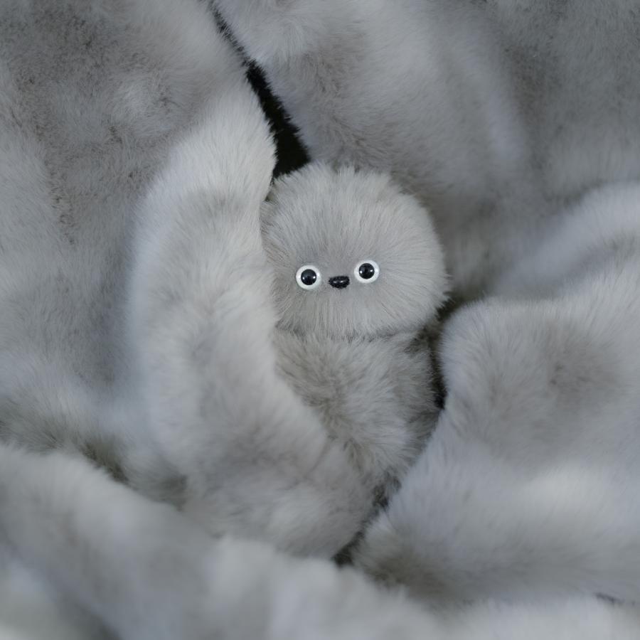 mirumi_Gray_ちら見するチャームロボット「みるみ」グレー