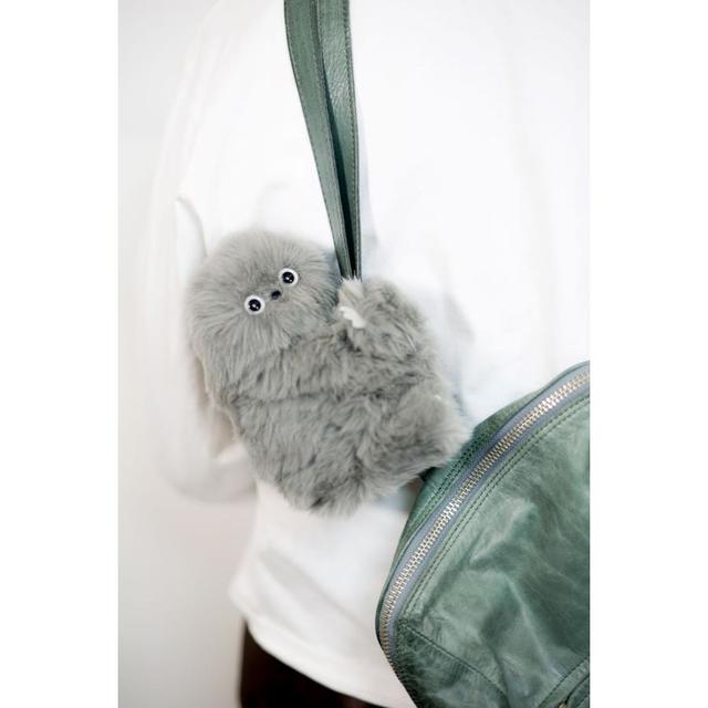 mirumi_Gray_ちら見するチャームロボット「みるみ」グレー