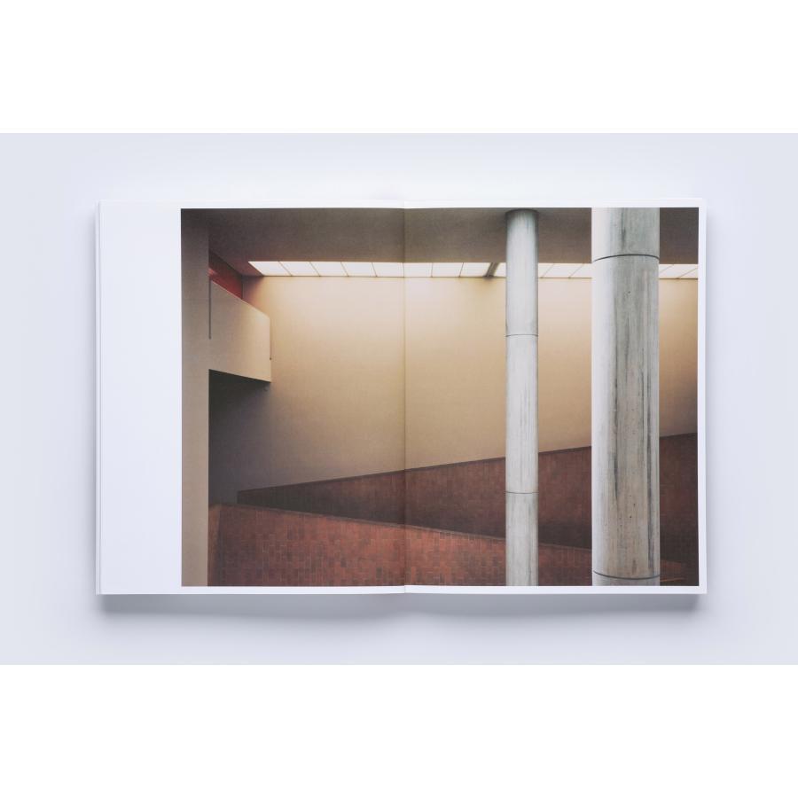 【サイン本】国立西洋美術館写真集『LE CORBUSIER THE NATIONAL MUSEUM OF WESTERN ART ル・コルビュジエ 国立西洋美術館 写真 / 瀧本幹也』