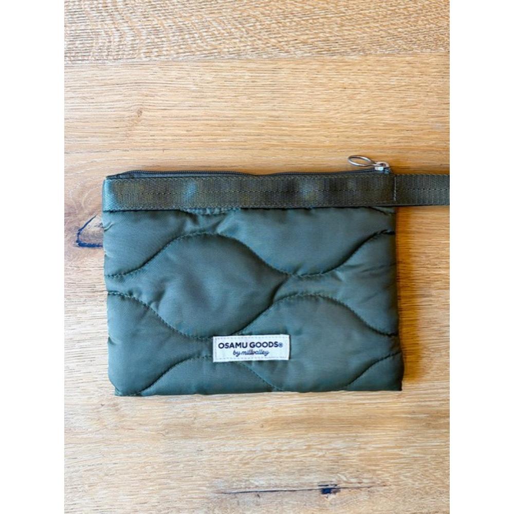 【予約受付中】【蔦屋書店感謝祭_202609】millvalley OSAMU GOODS flat quilt pouch_olive ※2026年9月4日発売以降順次発送予定）