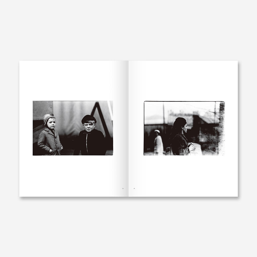 【予約／表紙の選択可】楢橋朝子『1961 They Were Standing There 楢橋國武遺品のネガより』【通常版】写真集　※11月上旬以降発送予定