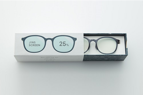 JINS SCREENは、手軽にブルーライト対策ができるブルーライトカットメガネです。